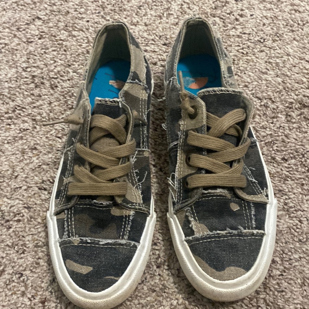 Blowfish Malibu camo shoes. Size 7